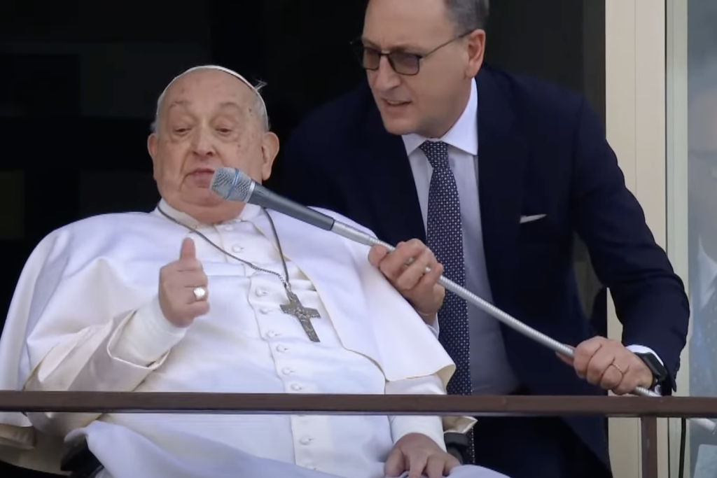 Massimilano Strappetti houdt de micro vast terwijl paus Franciscus vanaf het balkon van het Gemelli-ziekenhuis de mensen toespreekt op zondag 23 maart 2025. Massimilano Strappetti houdt de micro vast terwijl paus Franciscus vanaf het balkon van het Gemelli-ziekenhuis de mensen toespreekt.