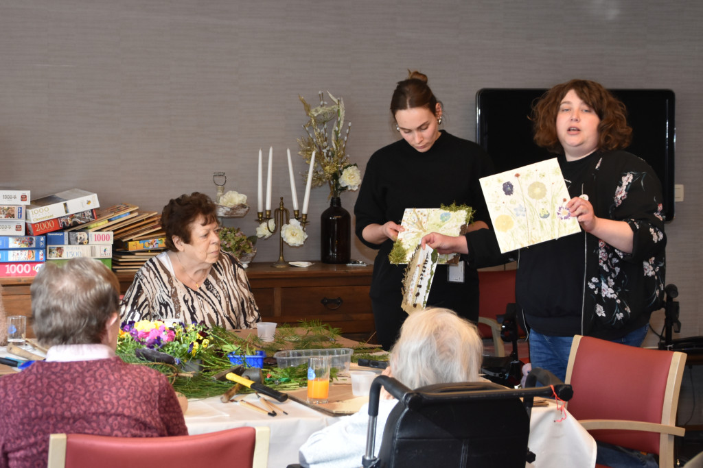 Dorien Eerdekens (rechts): ‘Met dit project verhogen we het welzijn van de bewoners.’