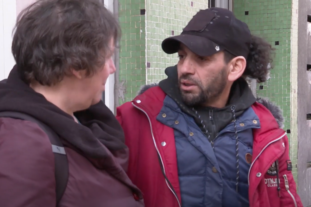 'Ik zie dagelijks heel mooie dingen gebeuren', zegt Niek Everts van 't Vlot. 'Mensen in heel moeilijke omstandigheden geven toch het beste van zichzelf.' Niek Everts van 't Vlot praat met een straatbewoner.