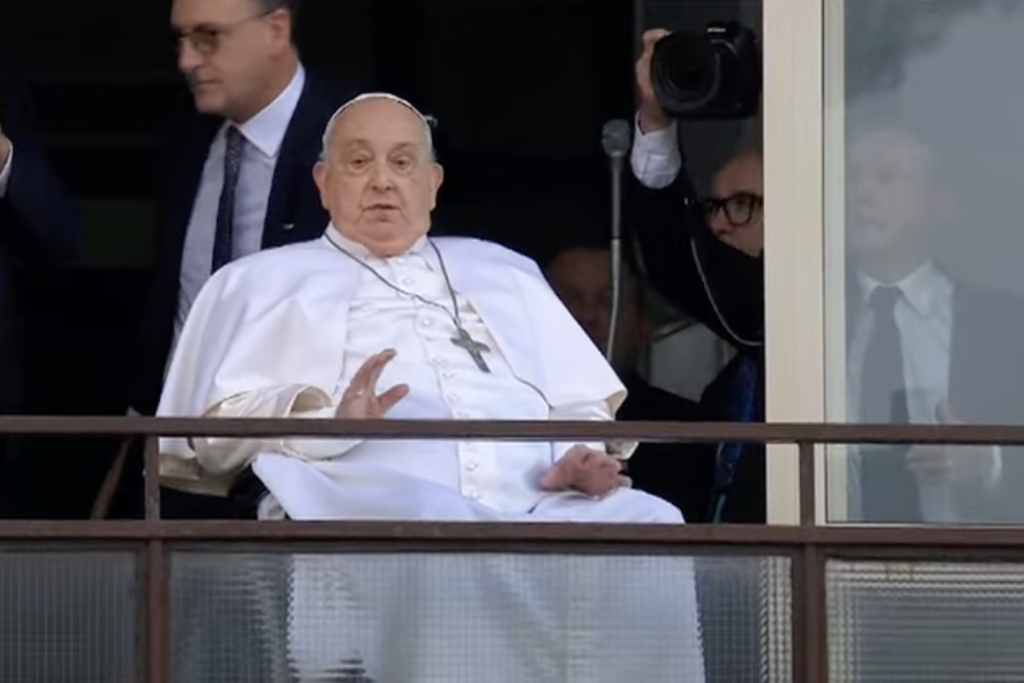 Paus Franciscus op het balkon van het Gemelliziekenhuis.