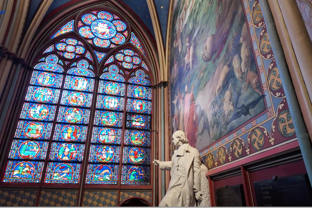De kleurenpracht in de gerestaureerde kathedraal is overweldigend. Glasraam en schilderij in de gerestaureerde Notre-Dame van Parijs: de kleurenpracht is overweldigend.