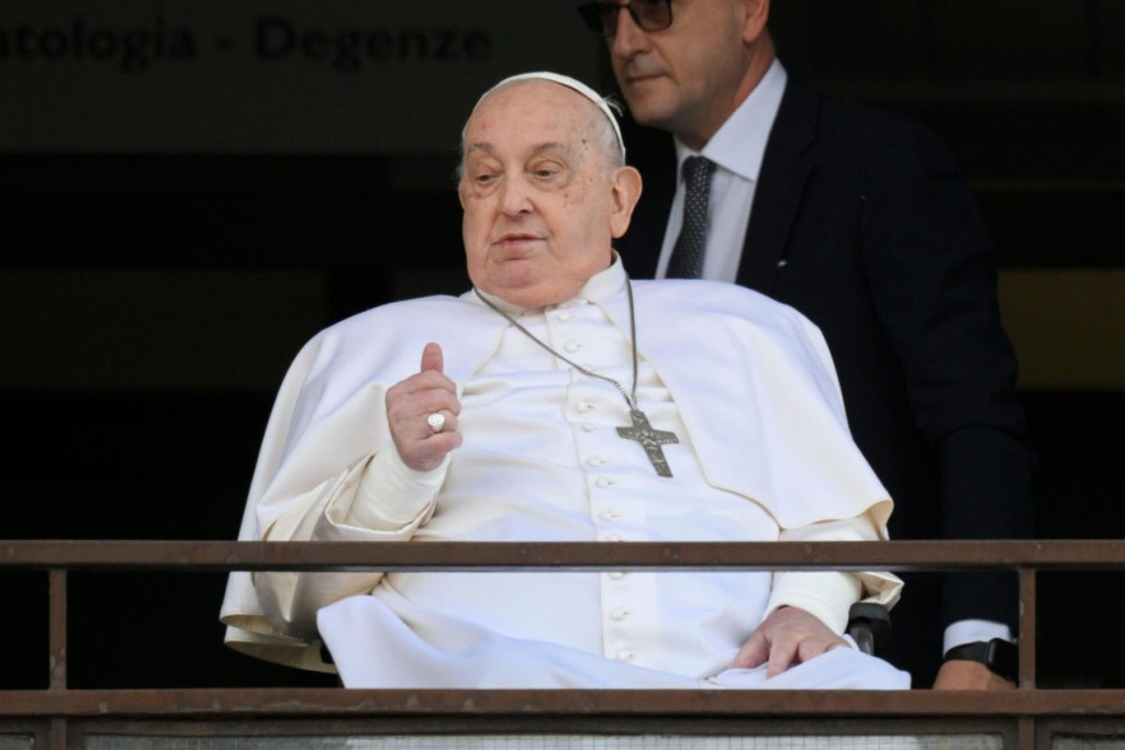 Paus Franciscus ziet er erg verzwakt uit wanneer hij op 23 maart 2025 het Gemelli-ziekenhuis verlaat.
