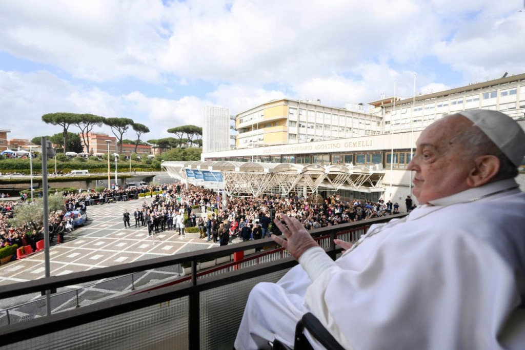 Paus Franciscus groet de mensen van op zijn balkon in het Gemelli-ziekenhuis.