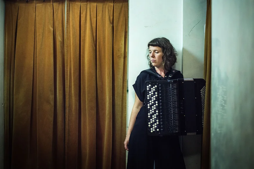 Sara Salvérius met accordeon.