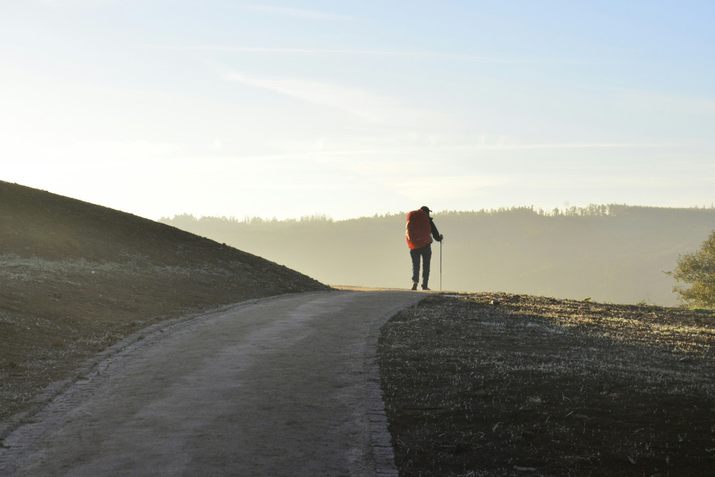 pelgrim op tocht in bergachtig landschap