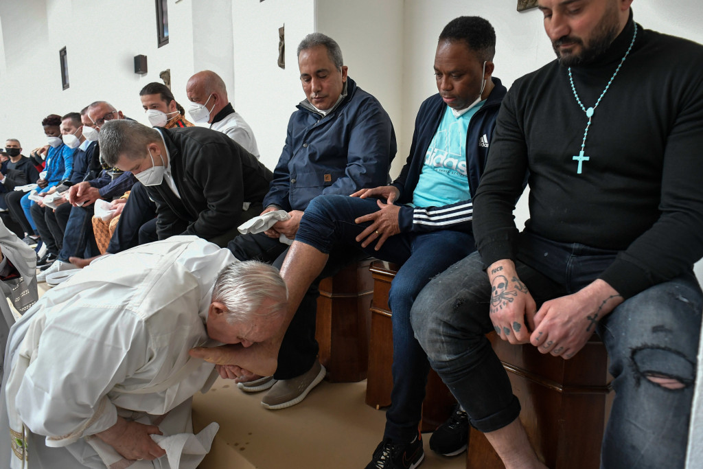 Op Witte Donderdag, ook nog dit jaar, ging paus Franciscus telkens de voeten van gevangenen wassen. Dit beeld is uit 2022, in de gevangenis van Civitavecchia.