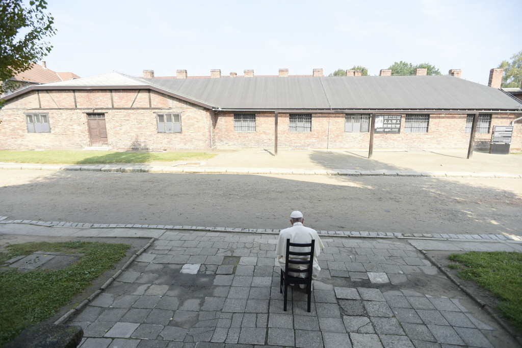 In 2016 bezocht de paus het concentratiekamp van Auschwitz. Hij liep alleen door de beruchte poort met daarboven ‘Arbeit Macht Frei’ en ging op verschillende plaatsen bidden.
