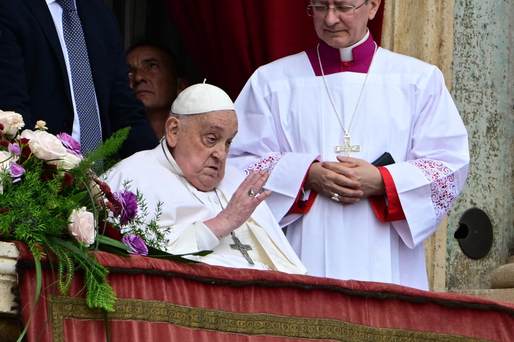 Paus Franciscus spreekt op zondag 20 april 2025 de paaszegen 'Urbi et Orbi' uit, geflankeerd door ceremoniemeester Diego Giovanni Ravelli