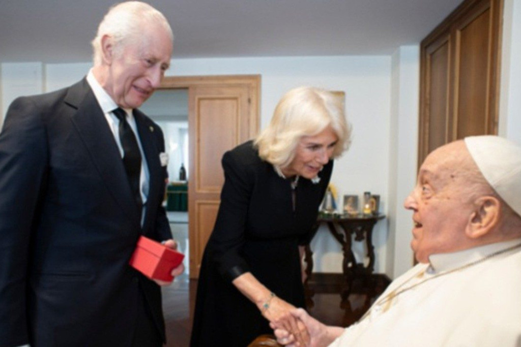 Charles en Camilla bij paus Franciscus.