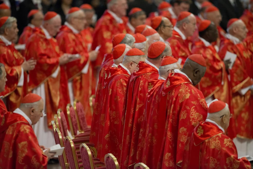 De kardinalen vieren de mis ‘Pro Eligendo Pontifice’ in de Sint-Pietersbasiliek op 12 maart 2013, vlak voor de start van het conclaaf dat paus Franciscus zou kiezen