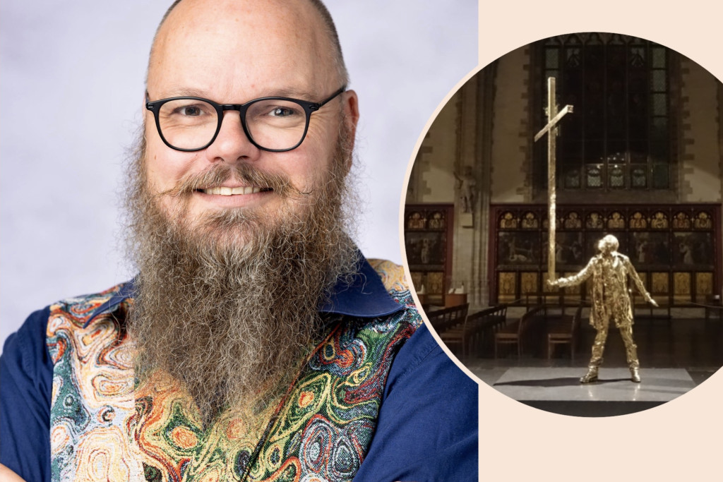 Portret Frank Bosman met uitsnede van het kunstwerk van Jan Fabre 'De man die het kruis draagt' in de kathedraal van Antwerpen.