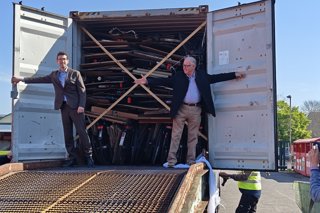 De burgemeester van Leuven, Mohamed Ridouani, kwam de zeecontainer mee sluiten.