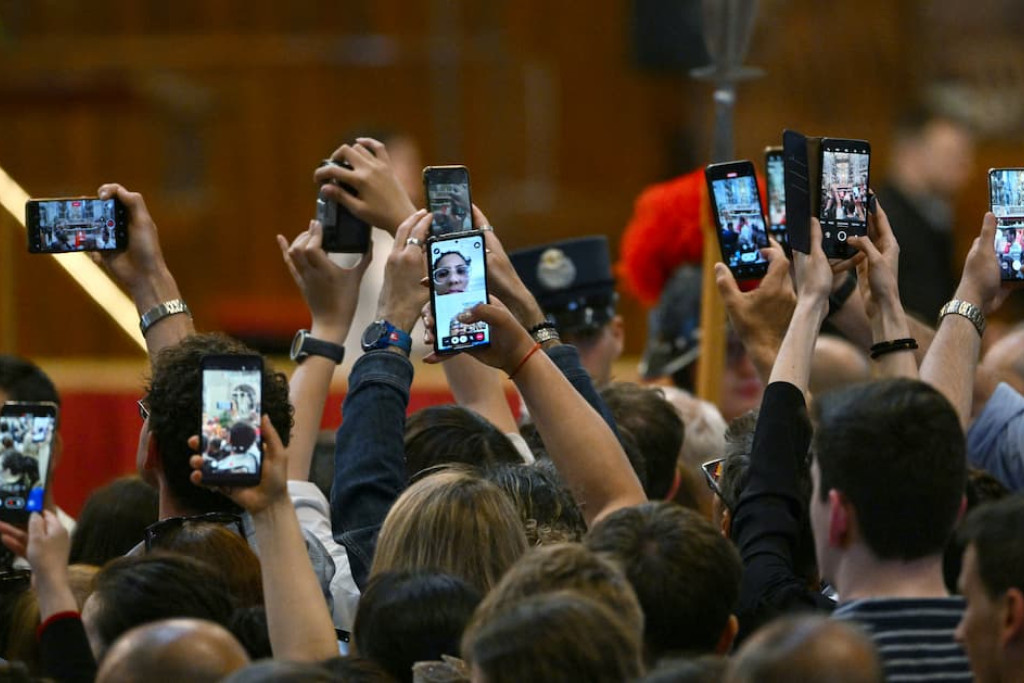 Na uren aanschuiven, kunnen veel mensen het niet laten om foto's – en zelfs selfies – te nemen bij de kist met het lichaam van paus Franciscus