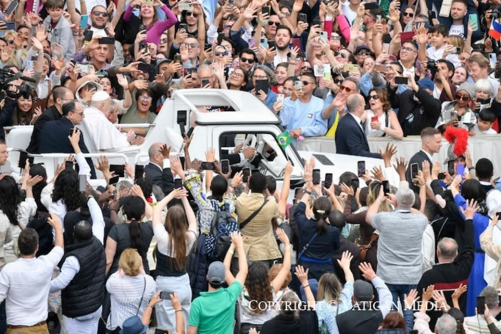 Paus Franciscus tijdens zijn laatste publieke ontmoeting met gelovigen op het Sint-Pietersplein op 20 april 2025 