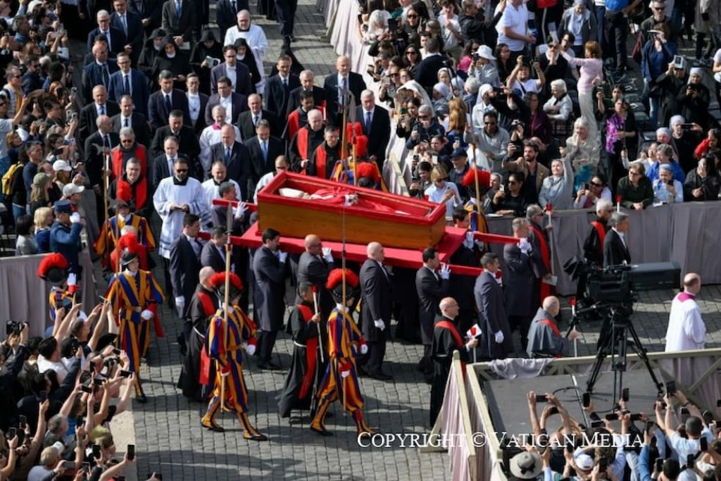 Duizenden gelovigen zijn in stilte en met applaus getuige van de overbrenging van het lichaam van paus Franciscus naar de Sint-Pietersbasiliek