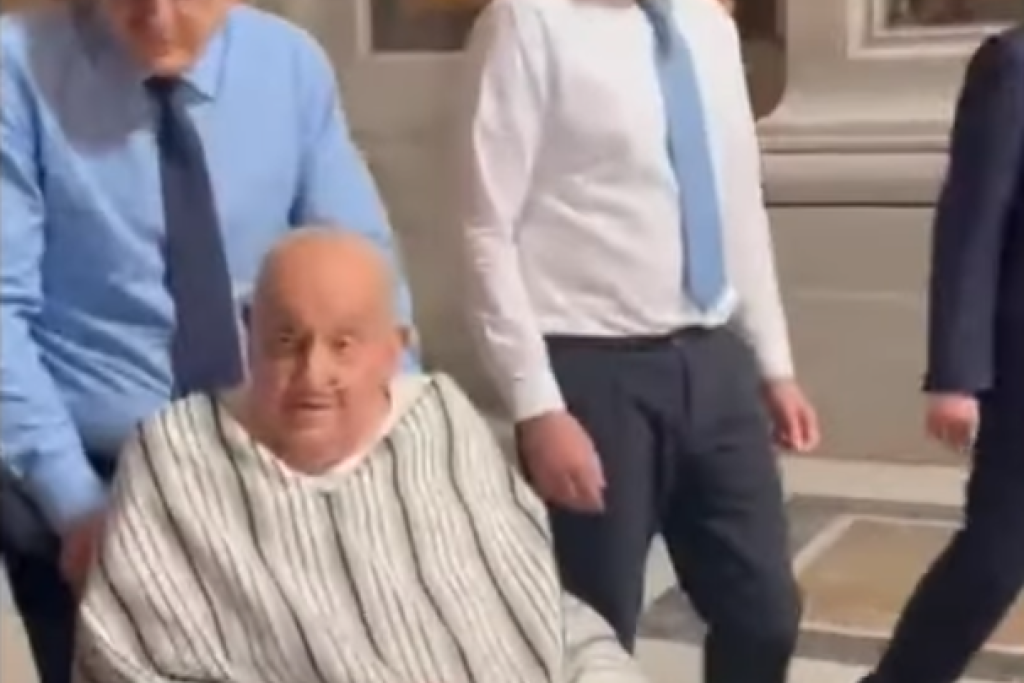 Paus Franciscus groet de aanwezigen in de Sint-Pietersbasiliek op donderdag 10 april 2025.