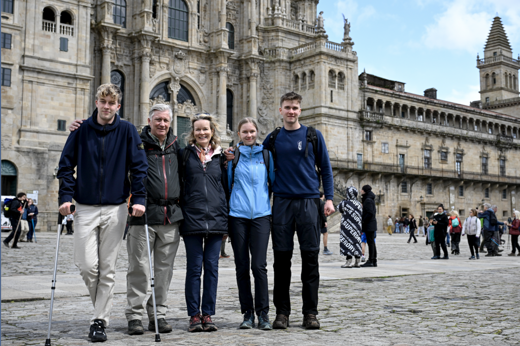 Prins Emmanuel, koning Filip, koningin Mathilde, prinses Eleonore en prins Gabriel hebben hun bedevaart hiermee voltooid. Prins Emmanuel, koning Filip, koningin Mathilde, prinses Eleonore en prins Gabriel hebben hun bedevaart hiermee voltooid.