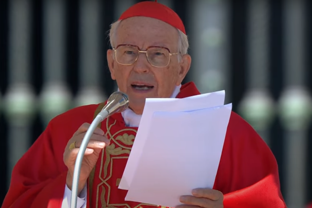 De uitvaart werd geleid door kardinaal Giovanni Battista Re, die in zijn homilie de paus hulde bracht.