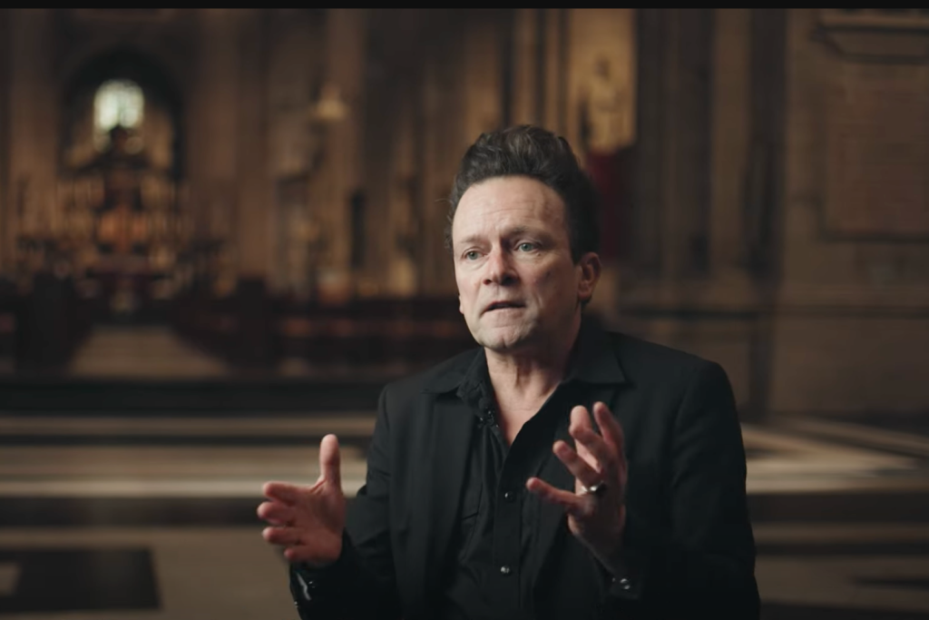 Christophe Vekeman schreef mee aan het boek 'De lijdende mens' en vertelt wat hij ontdekte in het bijbelboek Job. Christophe Vekeman vertelt over zijn favoriete bijbelboek op een stoel in een donkere kerk.