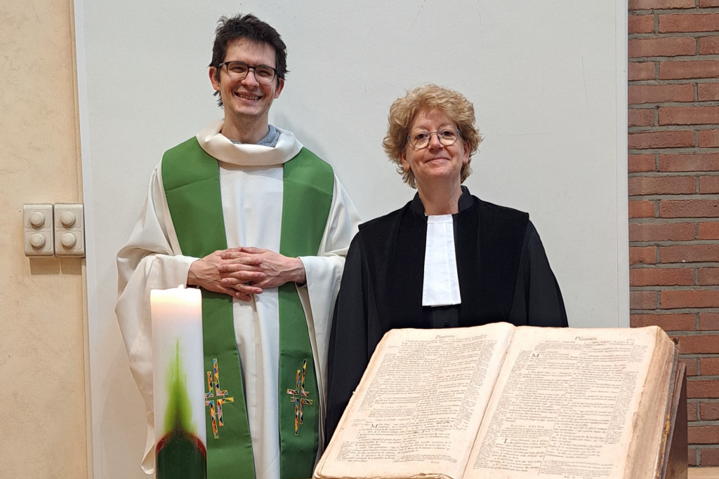 Isabelle Detavernier (rechts) met naast haar Florian Gonzalez, de huidige pastor van de Franstalige protestantse gemeente van Bruxelles-Botanique.