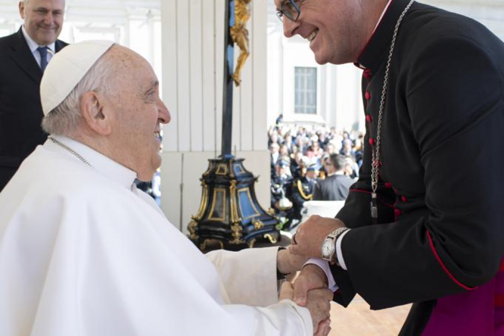 Aartsbisschop Jorge García Cuerva met wijlen paus Franciscus in 2023