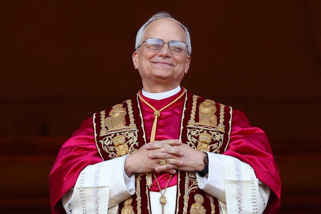 Paus Leo XIV enkele minuten na zijn voorstelling als nieuwe paus.