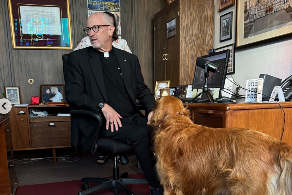 Bisschop James Conley van Lincoln, Nebraska, met zijn hond Stella die een rol speelde in zijn herstel van PTSS en depressie