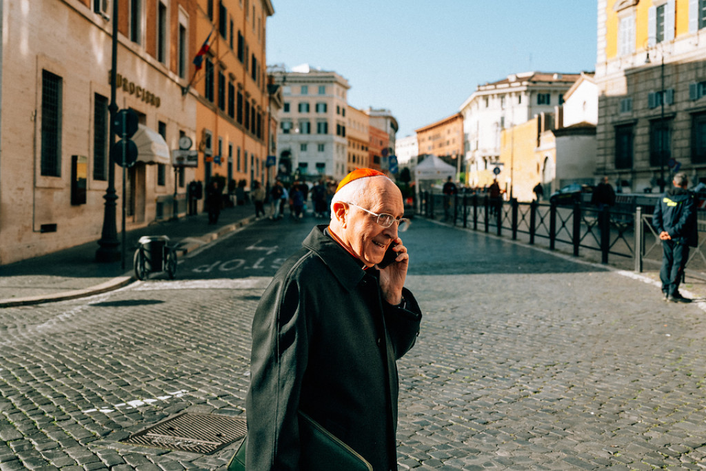 De Italiaanse kardinaal Fernando Filoni telefoneert op 22 april 2025 in een straat in Rome – in conclaaf zullen de stemgerechtigde kardinalen hun gsm niet kunnen gebruiken