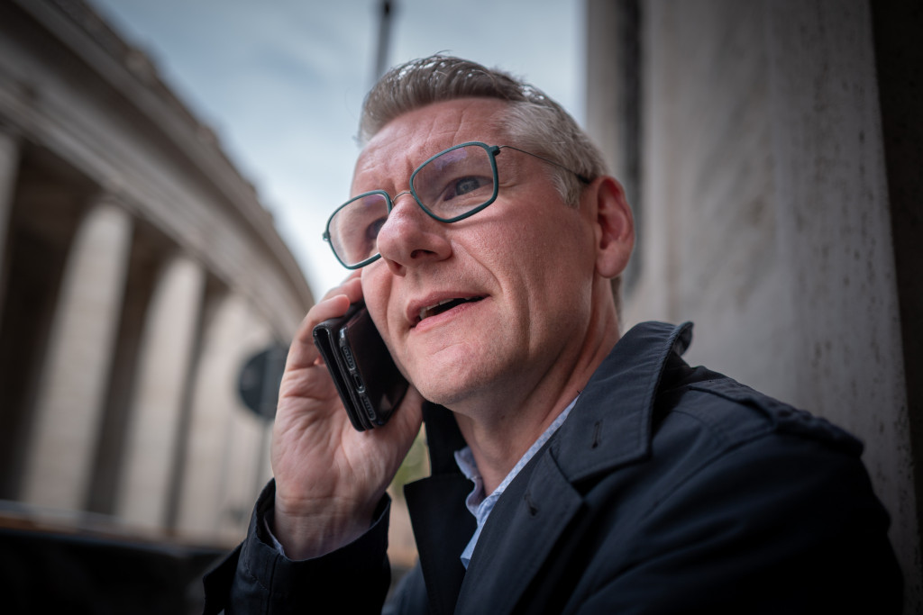 Emmanuel Van Lierde aan de telefoon.