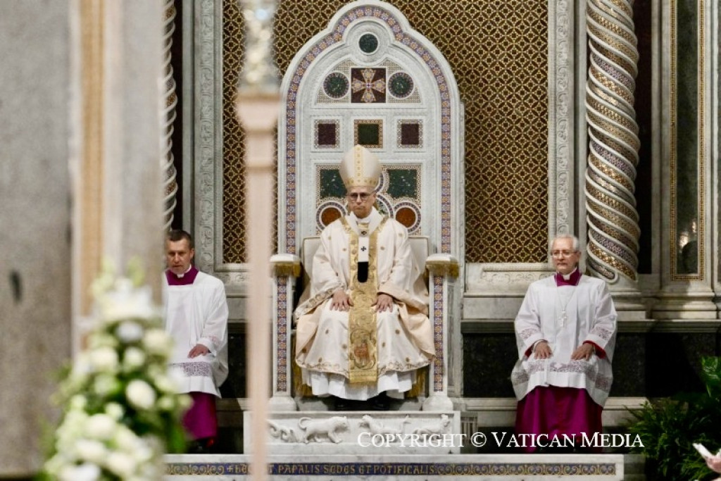 Leo XIV op de troon in aartsbasiliek Sint Jan van Lateranen.