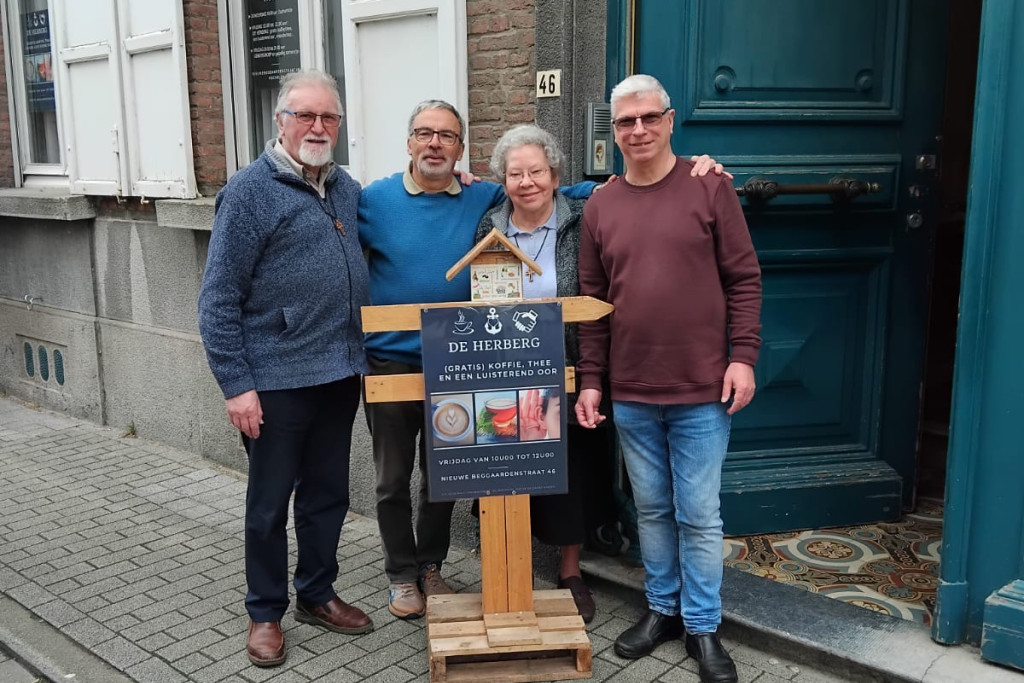 Marc, Jo, zuster Theresia en Tony openen in De Herberg in Mechelen de deuren voor mensen in nood.