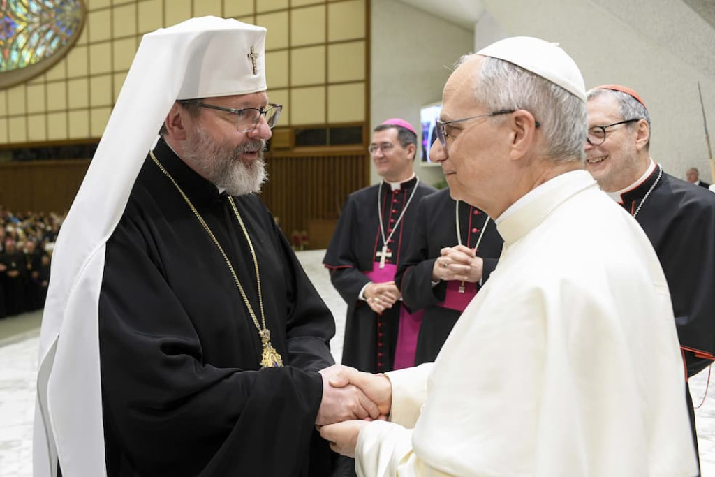Paus Leo XIV begroet Svjatoslav Sjevtsjoek, grootaartsbisschop van de Oekraïense Grieks-katholieke Kerk op 14 mei tijdens het Jubeljaar van de Hoop