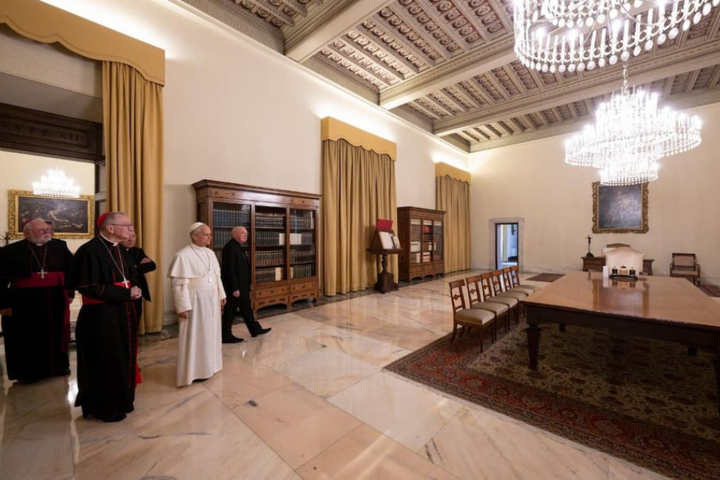 Paus Leo XIV bezoekt het pauselijke appartement, na het verbreken van de verzegeling op zondag 11 mei 2025