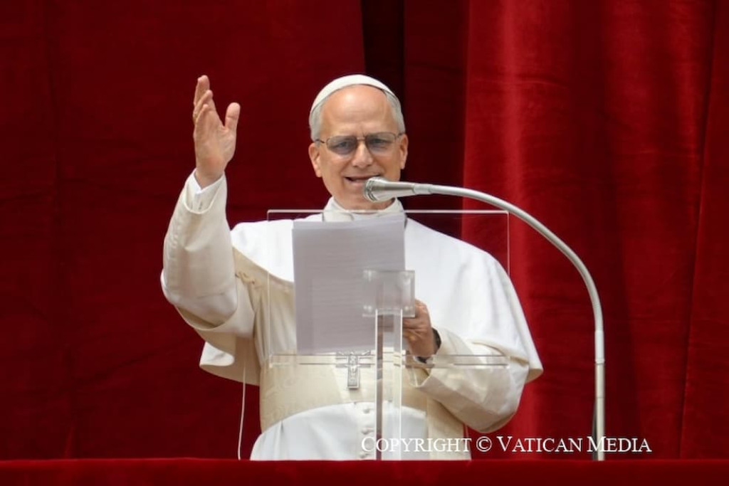 Paus Leo XIV zingt het Regina Caeli op het Sint-Pietersplein op zondag 11 mei 2025, zijn trefzekere maar toch breekbare stem gaf het gebed een onverwachte intimiteit