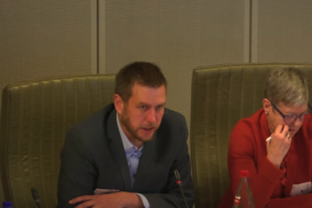 Bernard Du Four (links) en Raymonda Verdyck in het Vlaams Parlement. 