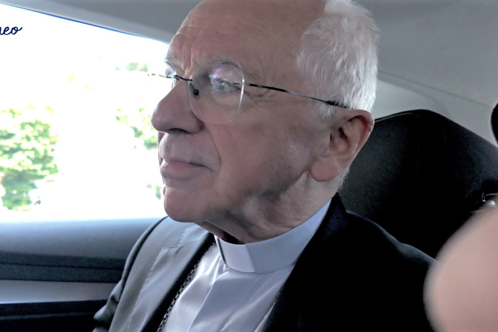 Kardinaal De Kesel in de wagen
