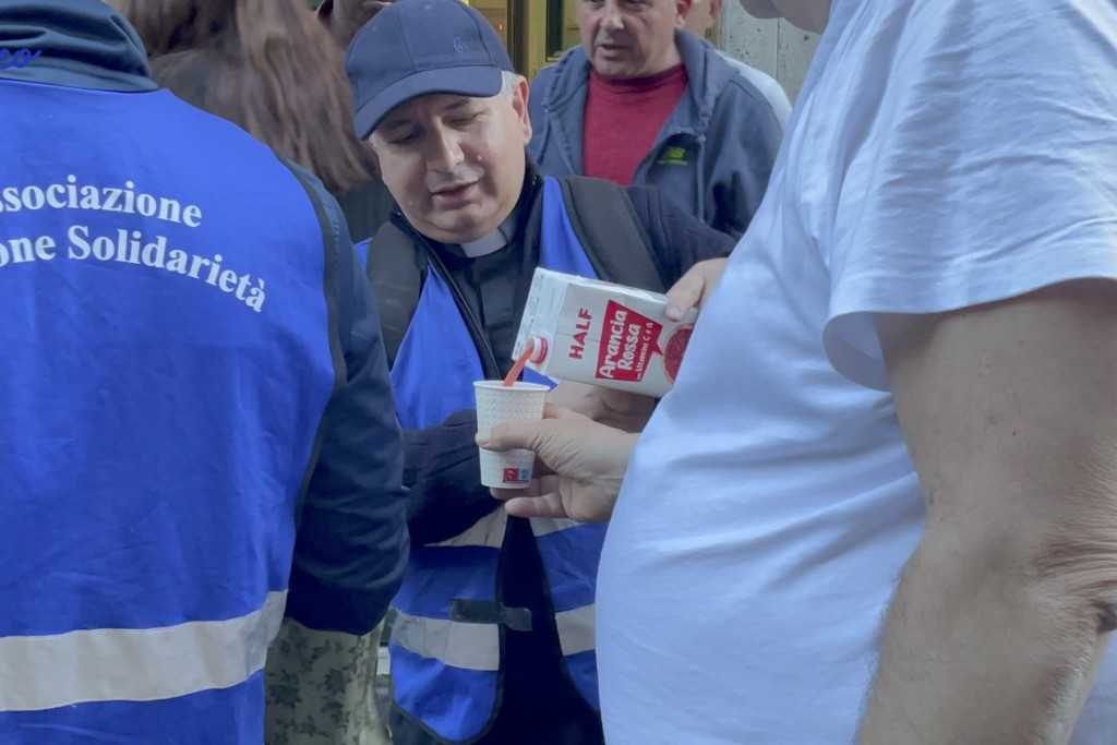 Priester Massimo van het Belgisch College schenkt fruitsap aan straatbewoners. Priester Massimo van het Belgisch College schenkt fruitsap aan straatbewoners.
