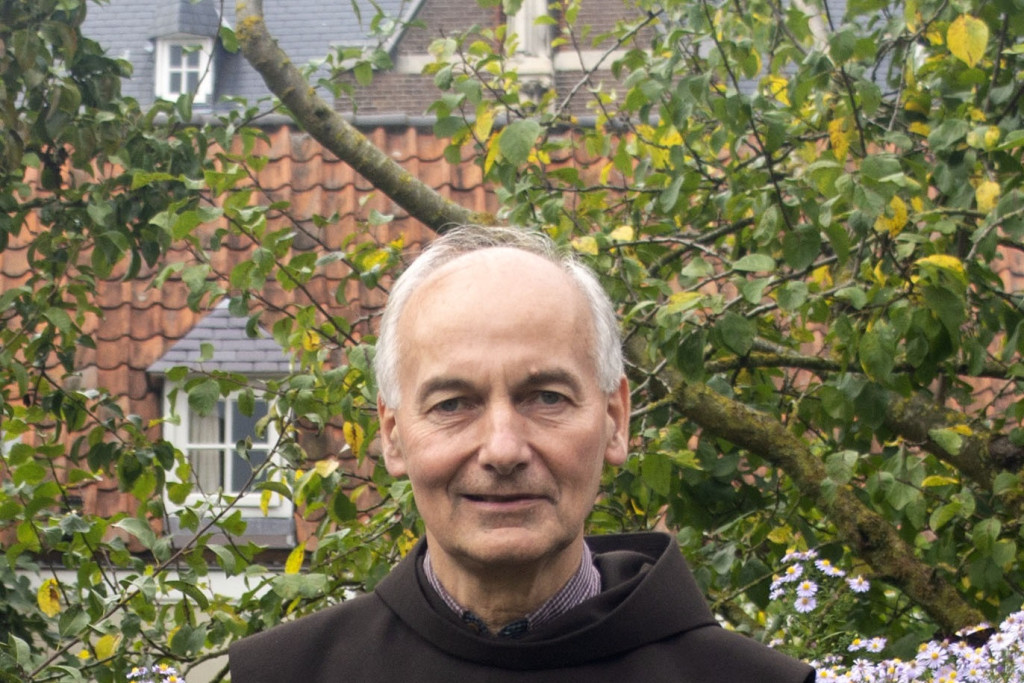 Theo van Adrichem in de kloostertuin.