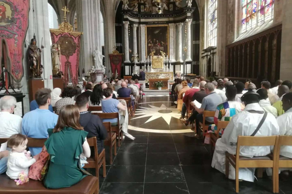 De interreligieuze pelgrimage eindigde met de Charles Deckersviering in de kathedraal van Antwerpen. De interreligieuze pelgrimage eindigde met de Charles Deckersviering in de kathedraal van Antwerpen.