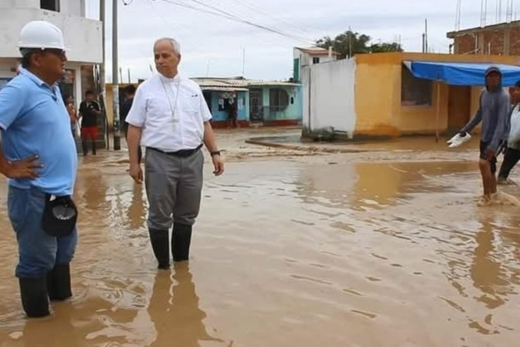 Robert Prevost als bisschop van Chiclayo, met de laarzen in het water na overstromingen in een dorp in zijn bisdom.