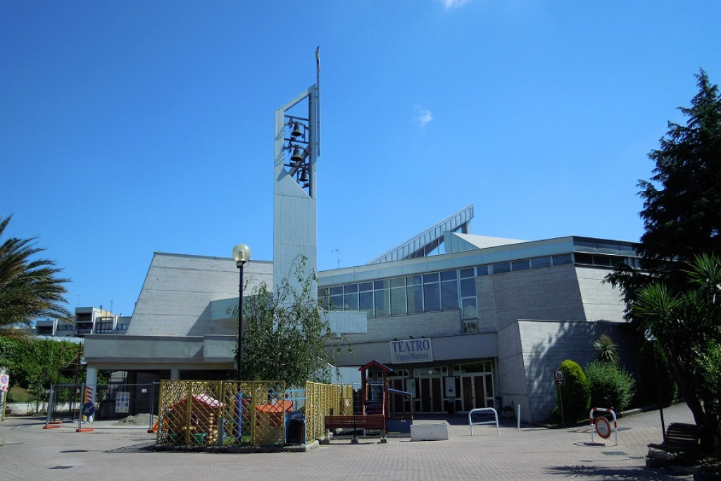 Zicht op de kerk van Santa Giovanna Antida Thouret bij stralend weer.
