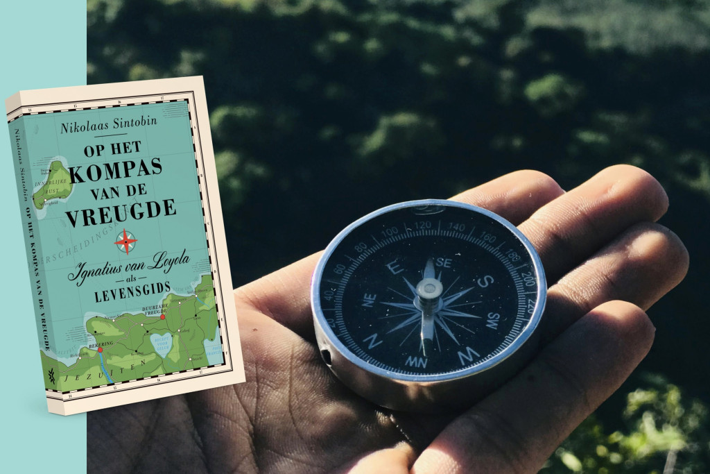 kompas op hand en cover van het boek 'Op het kompas van de vreugde'