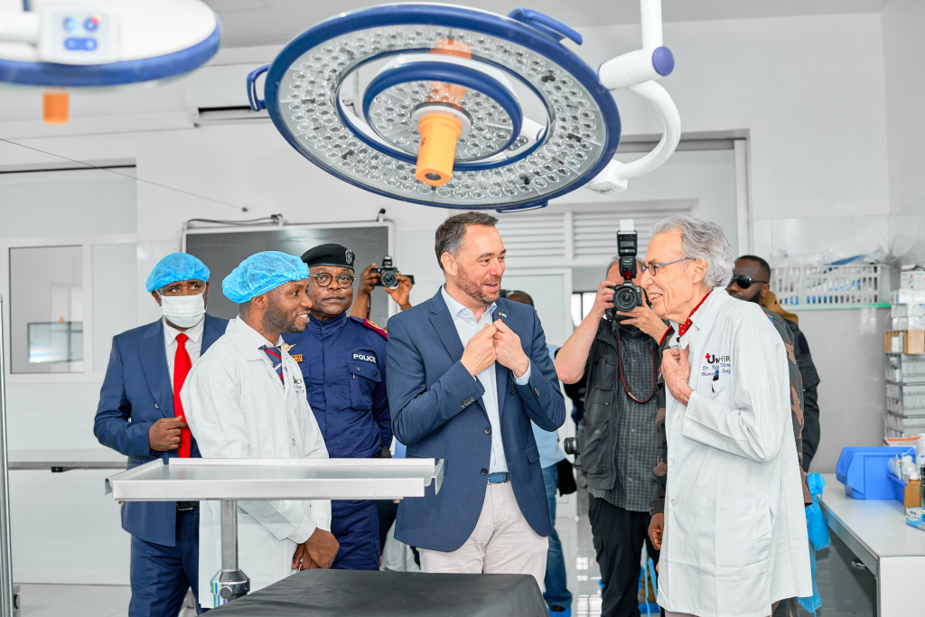 Minister van Buitenlandse Zaken en Ontwikkelingssamenwerking Maxime Prévot in een operatiekamer in UNICHIR, het medisch centrum van Réginald Moreels in Beni (Oost-Congo).