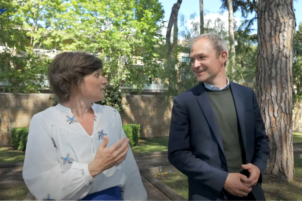 Lieve Wouters en Willem Van Mullem praten al wandelend in de tuin van het Belgisch College in Rome.