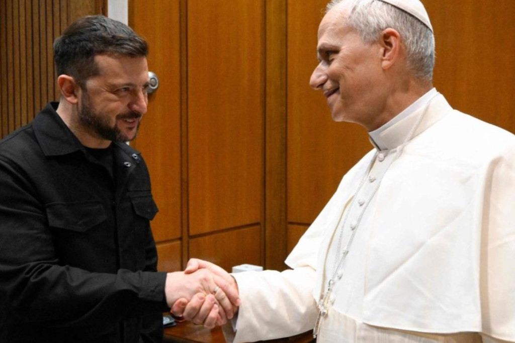 Duurzame en rechtvaardige vrede bevorderen in Oekraïne, staat bovenaan de to do-lijst van paus Leo XIV. President Zelensky en paus Leo XIV schudden elkaar de hand.