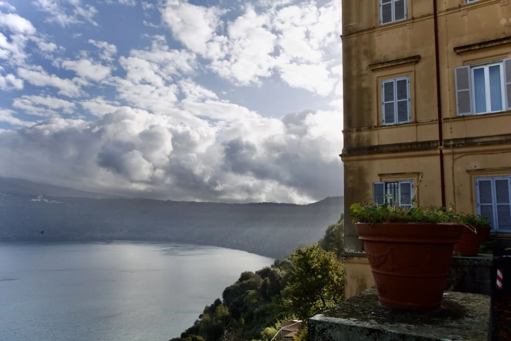 De Vaticaanse tuinen van Castel Gandolfo liggen op de beboste hellingen van de Albaanse heuvels en kijken uit over het blauwe water van een klein vulkanisch kratermeer