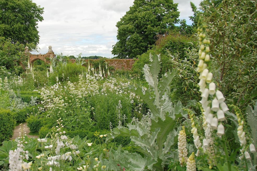 Een van de meest beroemde witte tuinen is de witte tuinkamer in 'Sissinghurst Castle and Garden', in het zuidoosten van Engeland 