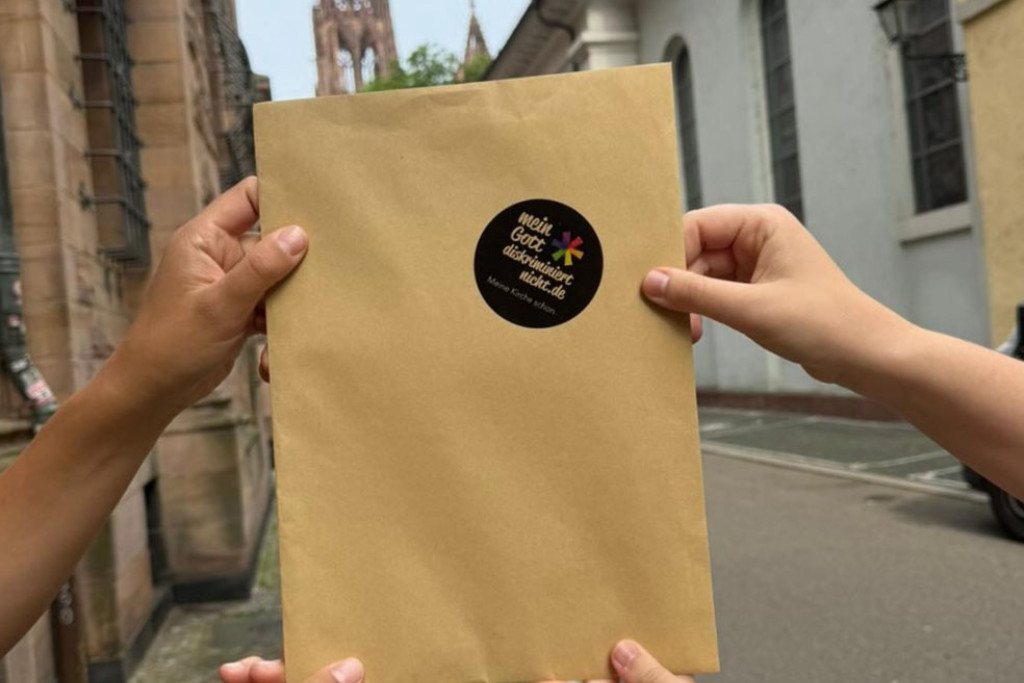 De theologiestudentes tonen hun sollicitatiebrief op Instagram
