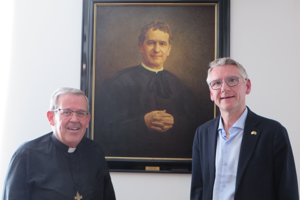Fabio Attard en Emmanuel Van Lierde voor een portret van Don Bosco.