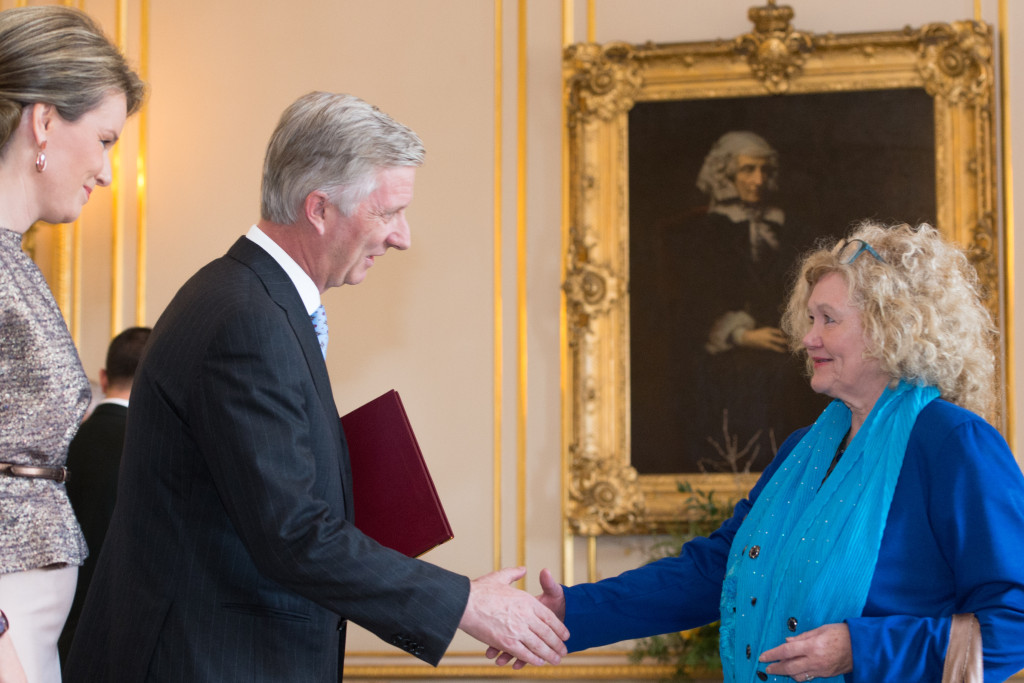 Jennie Vanlerberghe schudt de hand van Koning Filip.